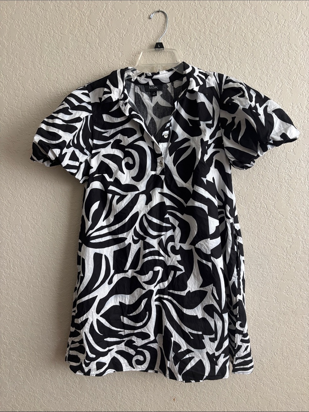 MSK Black & White Swirl Print dress with pockets.